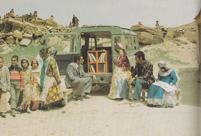 Xe sách lưu động ở Kurdistan, Iran năm 1970.