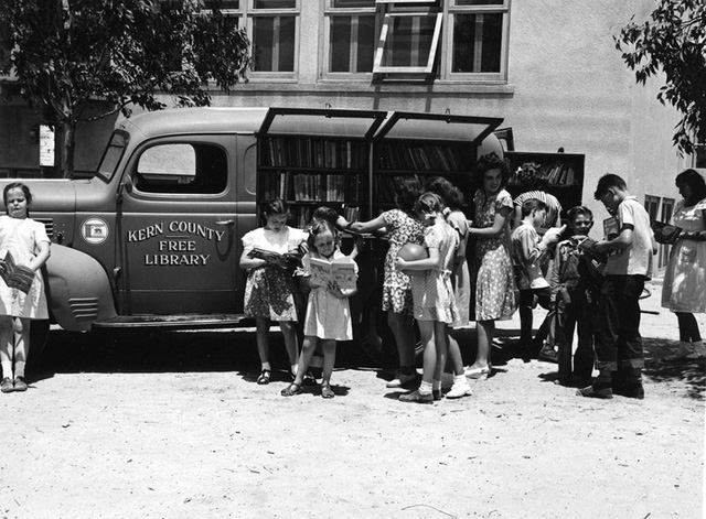 Trẻ nhỏ tập trung bên thư viện sách lưu động miễn phí của quận Kern, bang California, Mỹ năm 1947.