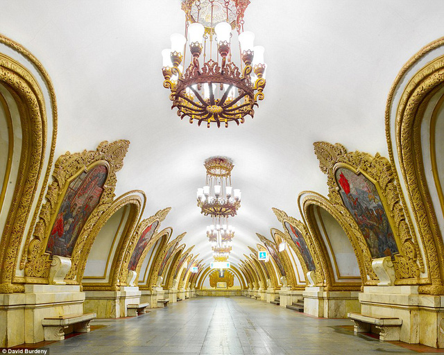 Bước tới đây, người xem có cảm giác đặt chân vào phòng triển lãm nghệ thuật hay cung điện lớn. Trong hình là trạm Kiyevsskaya với màu vàng lộng lẫy.