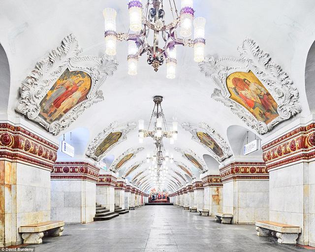 Quên đi những chiếc ghế băng lấm bẩn, trạm Kiyevsskaya tự hào với hàng ghế bằng đá cẩm thạch, tranh đá lớn trên mái vòm.