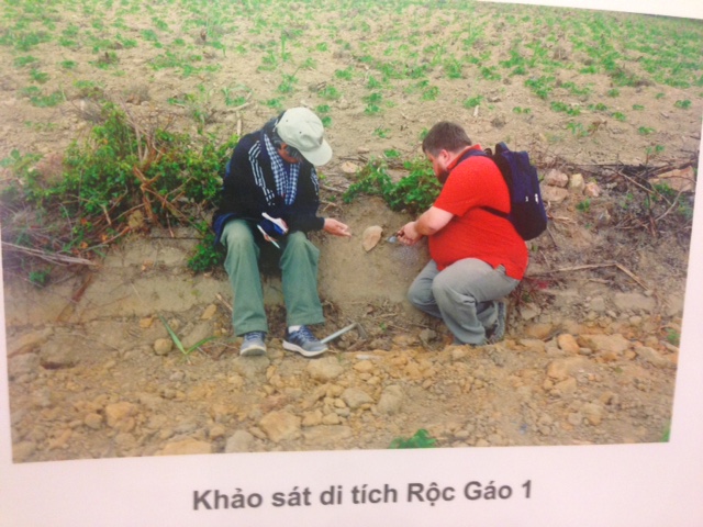 Cảnh các chuyên gia khai quật khảo cổ tại các điểm khảo sát di tích ở An Khê. Ảnh:HTL.