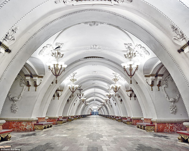 Thay vì những lối đi chật hẹp, trạm Arbatskaya chào đón du khách bằng không gian rộng rãi và sang trọng.