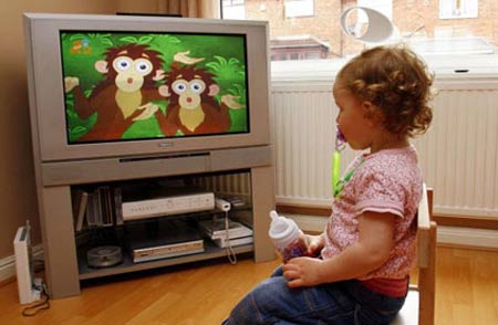 Sở dĩ các chuyên gia cho rằng việc xem ti vi có ảnh hưởng xấu đến trẻ là do 4 nguyên nhân dưới đây: