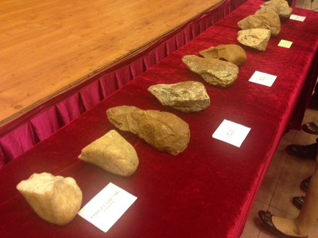 Các hiện vật bằng đá khai quật được trong cuộc khai quật ở An Khê.