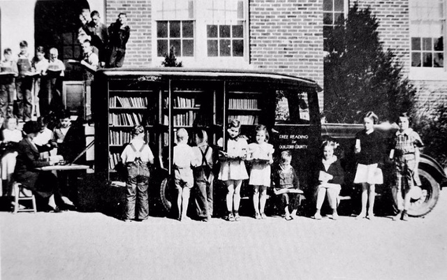 Xe sách ở thành phố Greensboro, bang Bắc Carolina, Mỹ năm 1936.