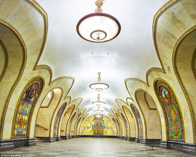 Trạm Novolobodskaya nổi bật với những bức tranh nhiều màu, họa tiết sặc sỡ.