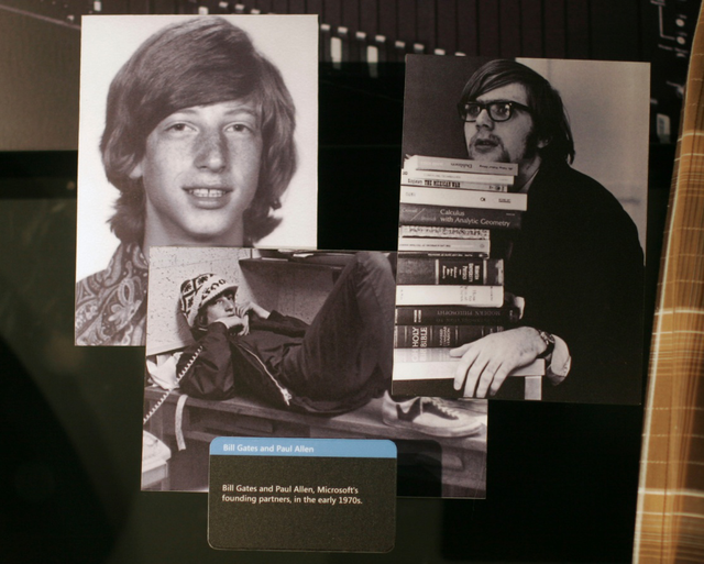 Hình ảnh của Bill Gates (trái) và Paul Allen - người sáng lập Microsoft vào đầu những năm 1970 được trưng bày tại Trung tâm Truy cập của Microsoft ở Redmond, Washington. (Ảnh:Getty Images)