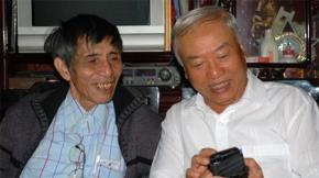 Nhà thơ Hải Như (bên trái) và nguyên chủ tịch Quốc hội Nguyễn Văn An. Ảnh: nhavantphcm