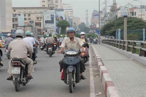 Một người chạy xe máy vào đường ngược chiều không phải vì theo gương xấu của vị quan xấu nào đó, mà vì muốn "cướp" đường để đi nhanh