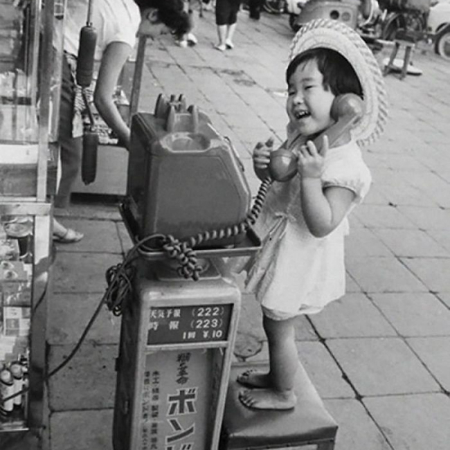 Nhìn loạt ảnh này để thấy trẻ con thời công nghệ bây giờ khác xa quá - Ảnh 9. Nhìn loạt ảnh này để thấy trẻ con thời công nghệ bây giờ khác xa quá - Ảnh 9.
