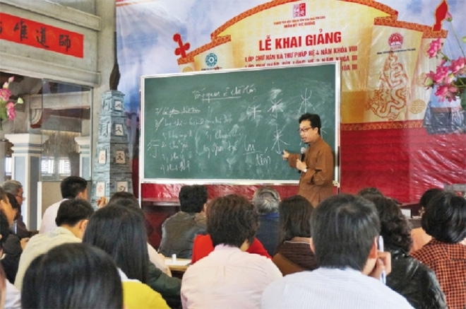 PGS nói về đề xuất dạy chữ Hán:Sao bắt con em ta học tử ngữ? - Ảnh 1. PGS nói về đề xuất dạy chữ Hán:Sao bắt con em ta học tử ngữ? - Ảnh 1.