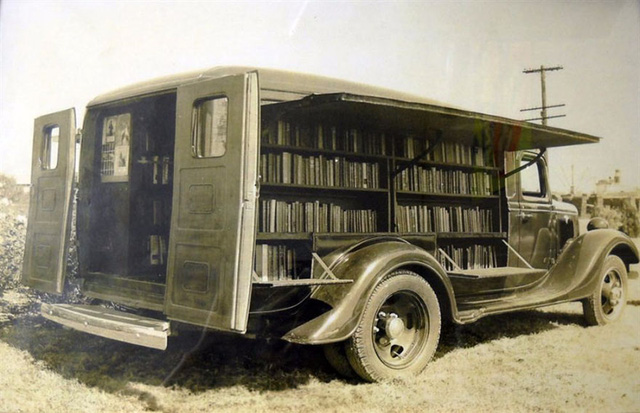 Một chuyến xe sách hồi năm 1925.