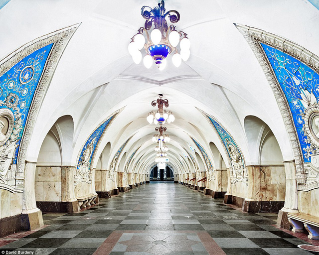 Trạm ga Taganskaya nổi bật với những bức họa trang trí màu ngọc lam, thuộc tuyến Koltsevaya. Nơi này mở cửa đón khách kể từ tháng 1/1950.