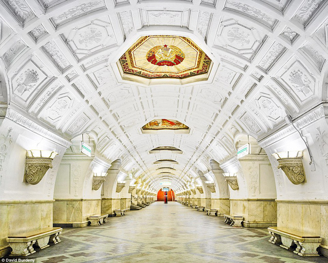 Chọn màu sơn trắng cho nền tường ở ga tàu điện ngầm là quyết định táo bạo. Nhưng trạm Belorusskaya cho thấy nơi này vẫn được bảo quản trong tình trạng tốt, không bị lem bẩn.