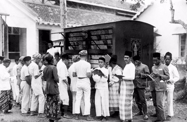 Xe sách ở Indonesia đầu thế kỷ 20.